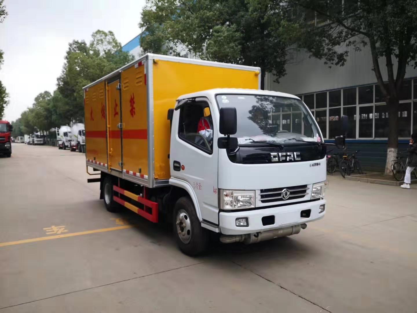 甘肅王總訂購的東風小多利卡黃牌爆破器材車發車