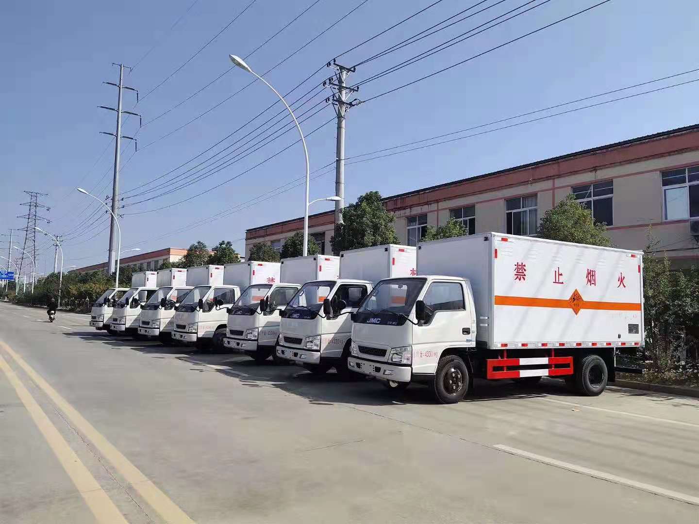 廣西王總批量訂購7臺江鈴順達易燃氣體廂式運輸車發車