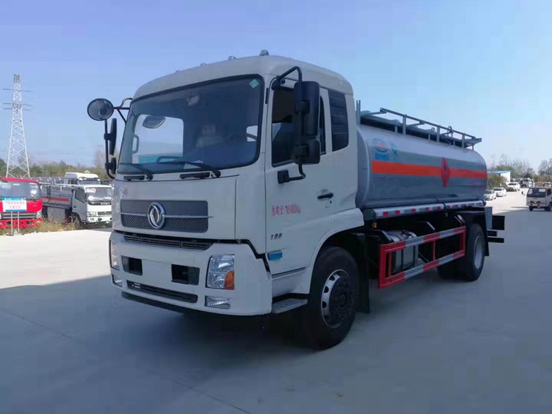 遼寧朝陽孫總訂購的東風天錦10噸加油車發車