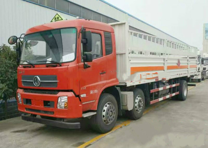 新款車型推薦——東風(fēng)天龍小三軸9.6米氣瓶運(yùn)輸車