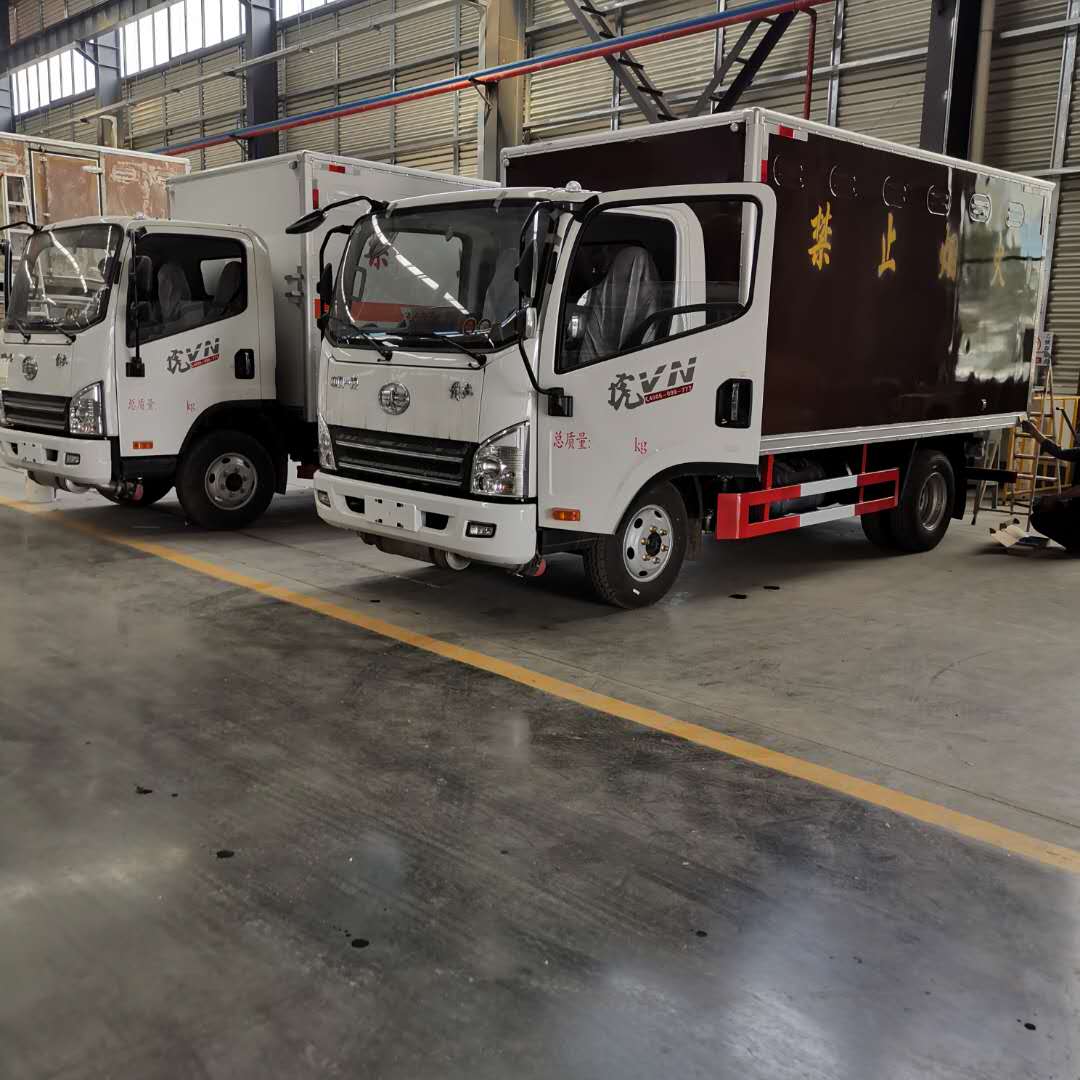 解放虎V棕色廂體危險品車詳細配置介紹