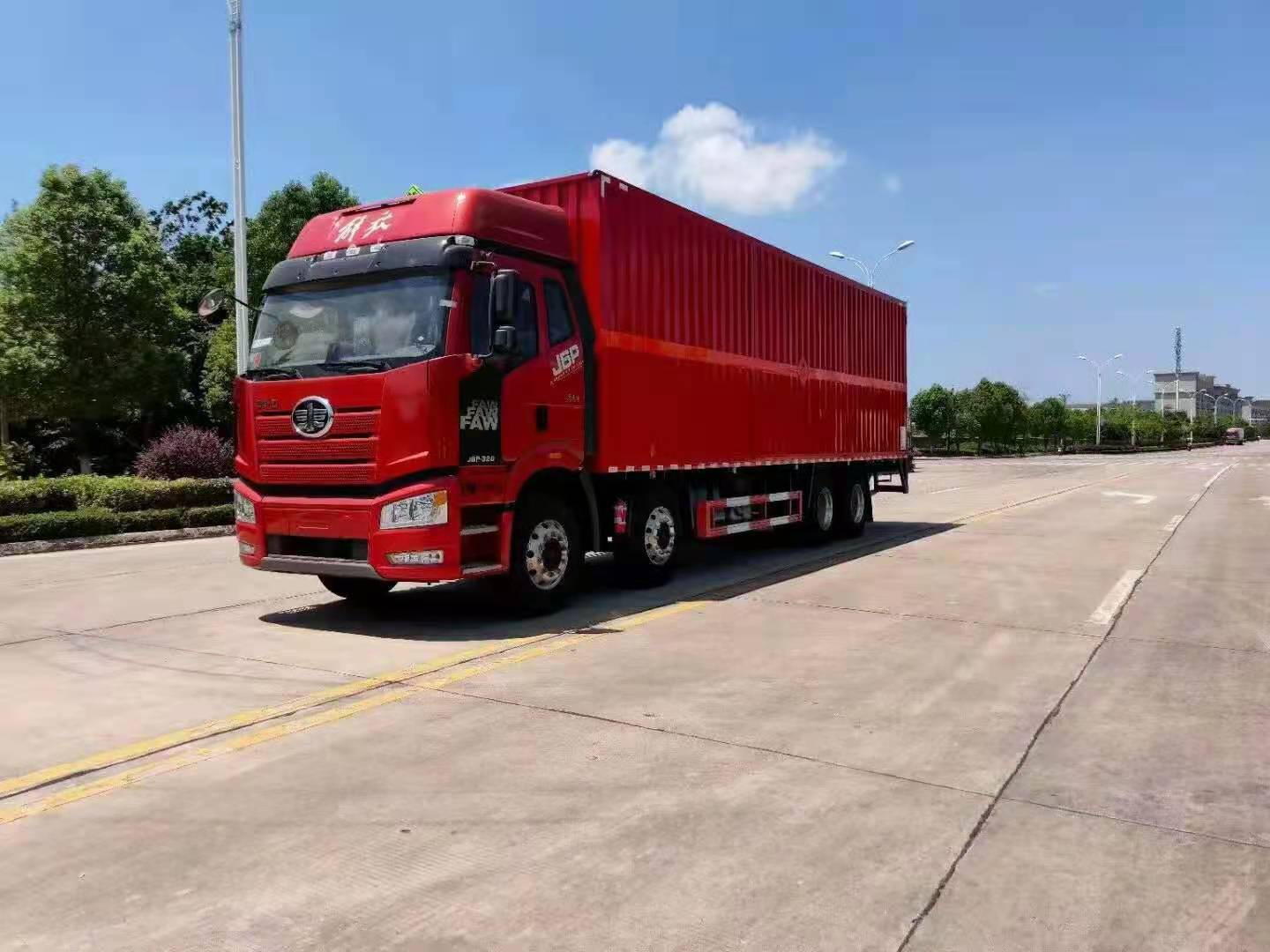 解放國六9米5易燃液體廂式運輸車