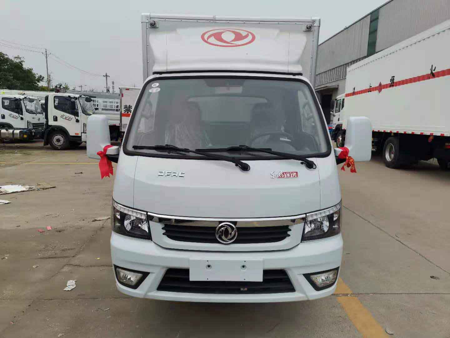 東風(fēng)途逸3米8易燃液體廂式運(yùn)輸車