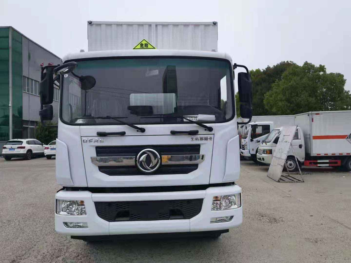 東風(fēng)D9國(guó)六瓦楞板帶雙開側(cè)門危險(xiǎn)品車