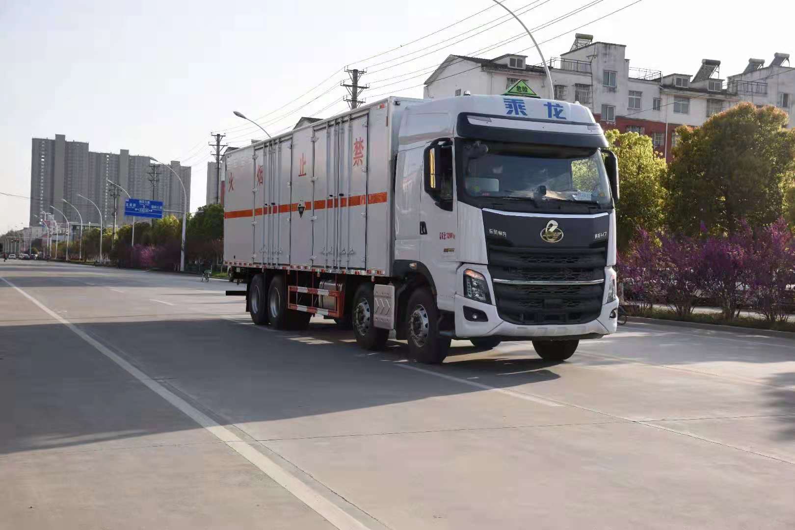 東風(fēng)柳汽前四后八國(guó)六危險(xiǎn)品廂式車