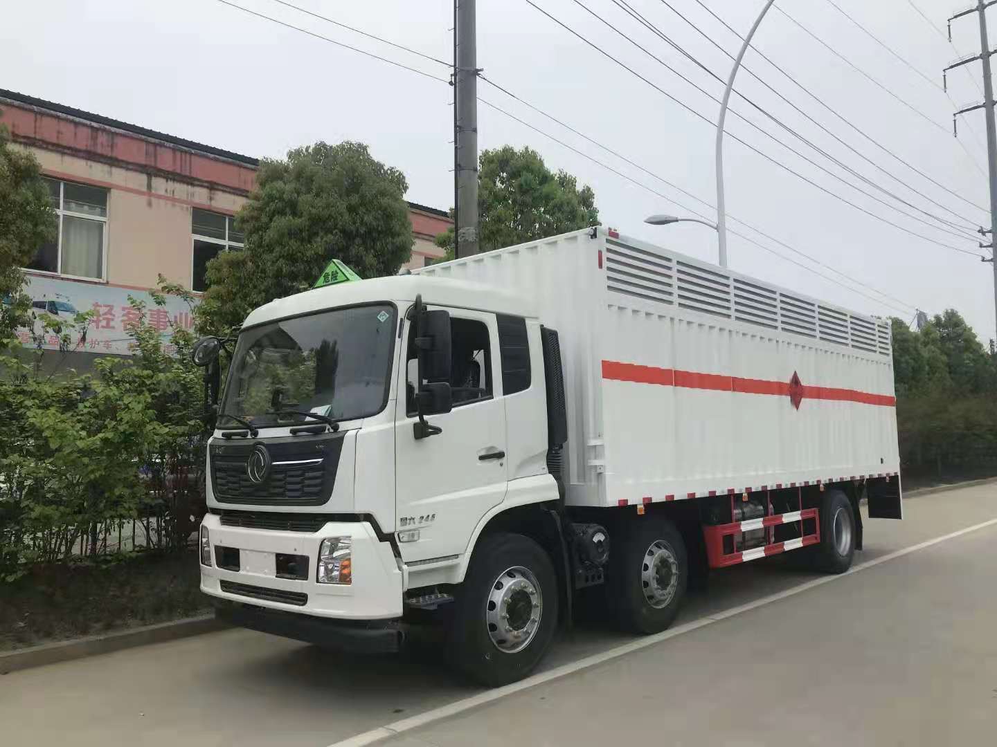 東風(fēng)天錦三軸國(guó)六帶液壓尾板危險(xiǎn)品車