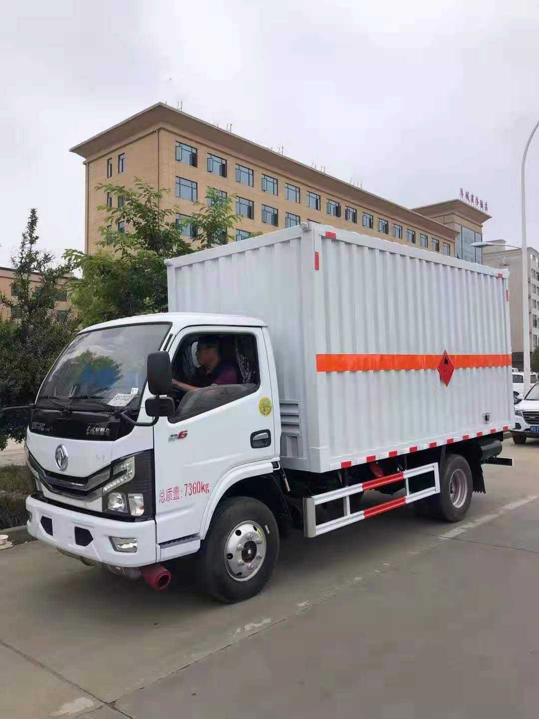 東風多利卡D6黃牌瓦楞板危險品車