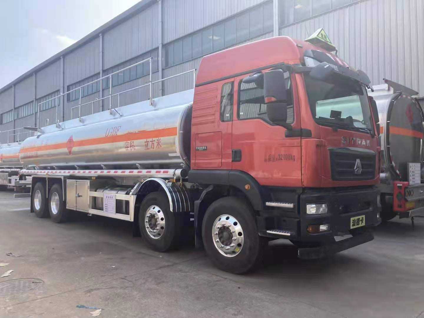 汕德卡鋁合金前四后八國六油罐車