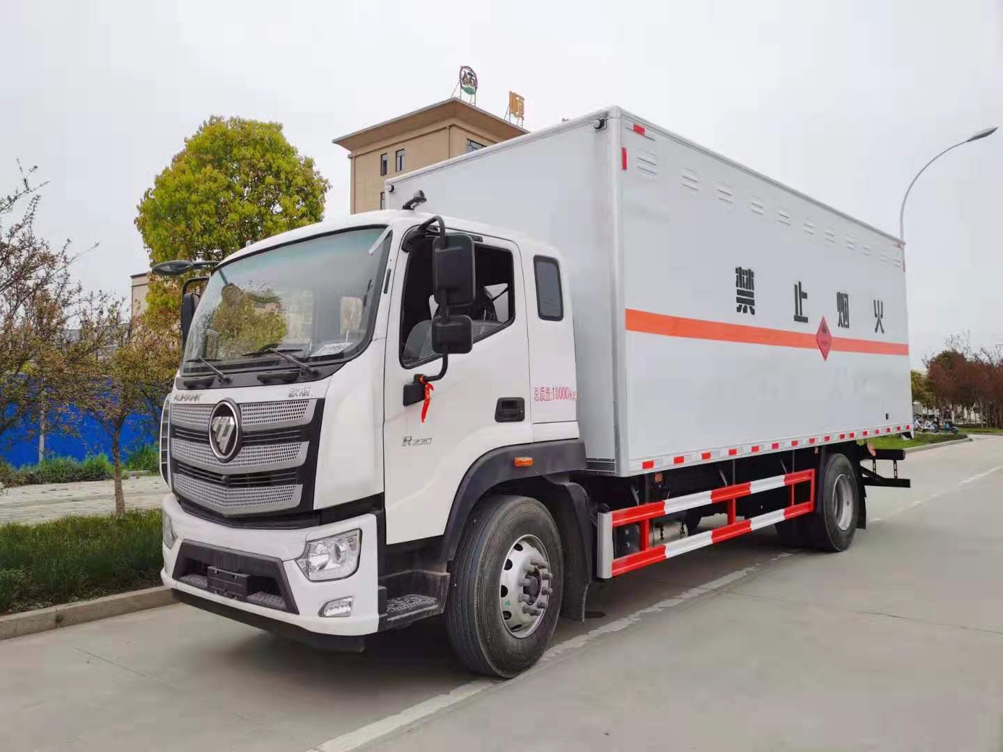 新款福田歐航6米8危險品車