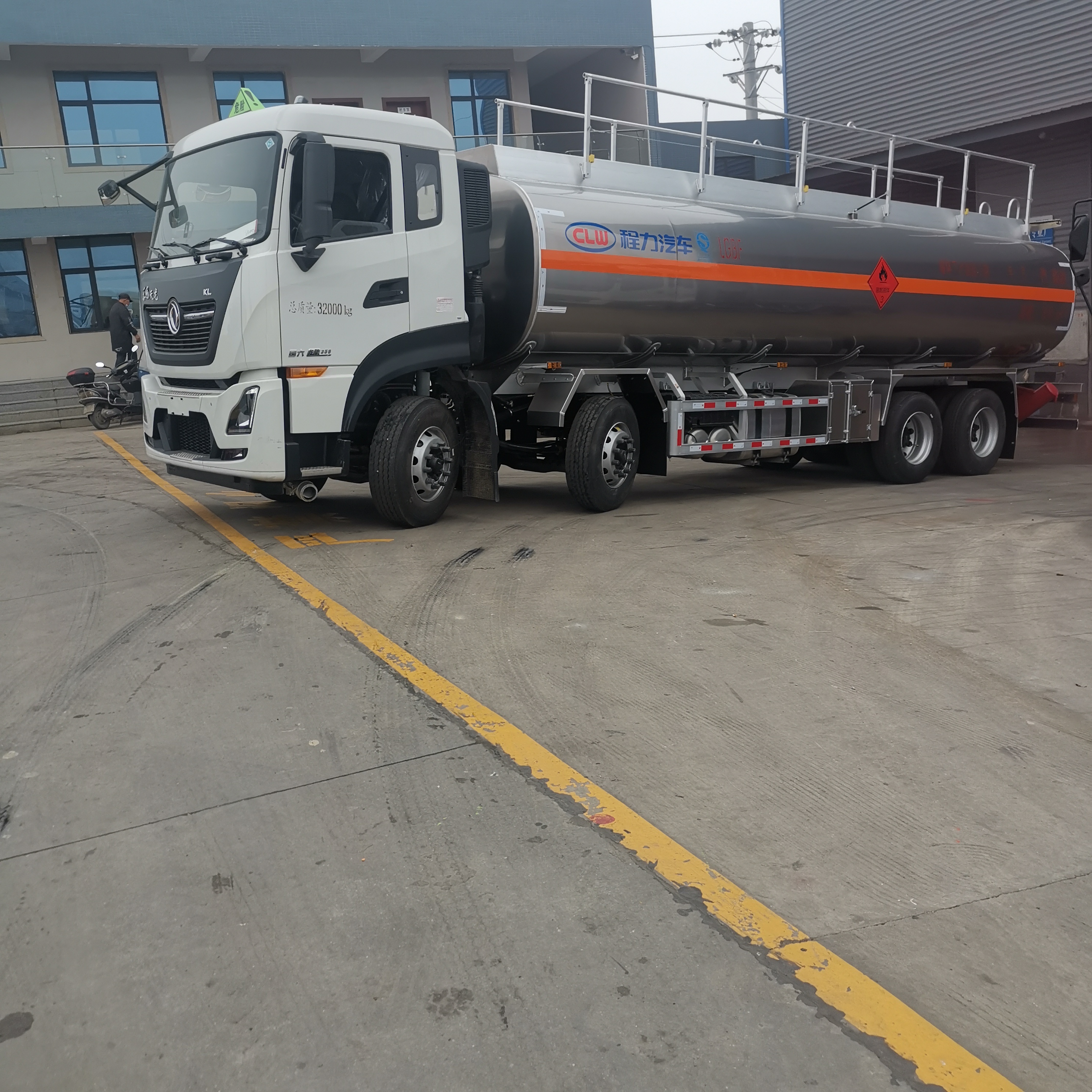 東風(fēng)天龍前四后八國(guó)六鋁合金罐式運(yùn)輸車(chē)