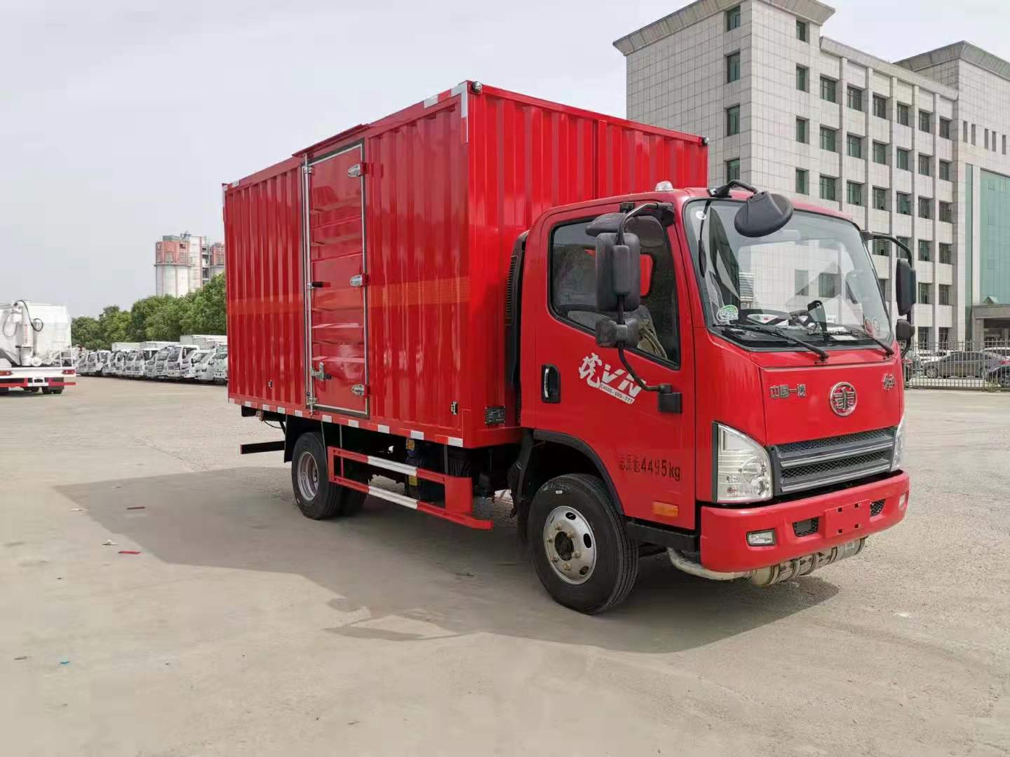 解放虎V國六紅色瓦楞板危險品車