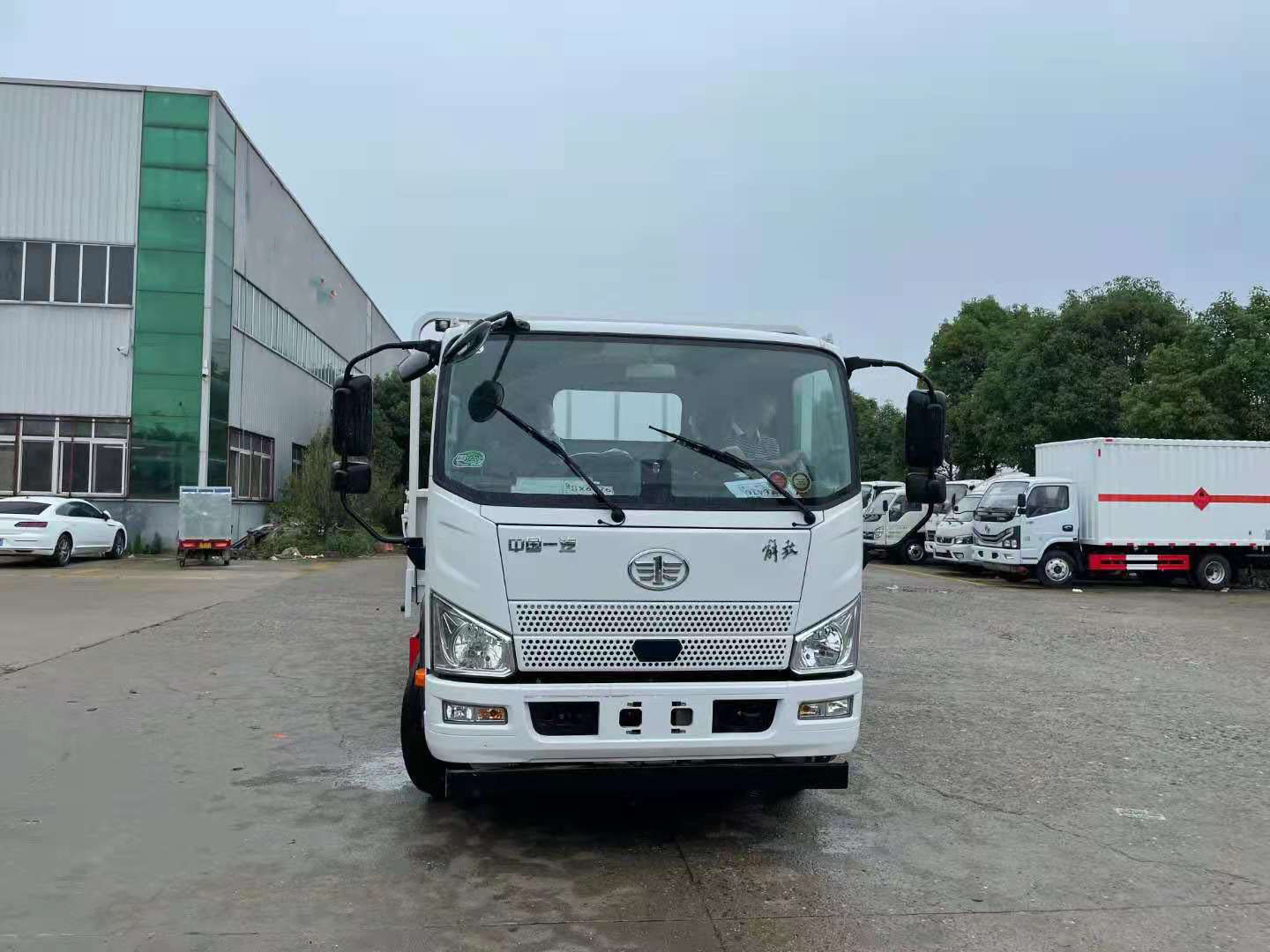 解放國六5米1低欄板氣瓶運輸車