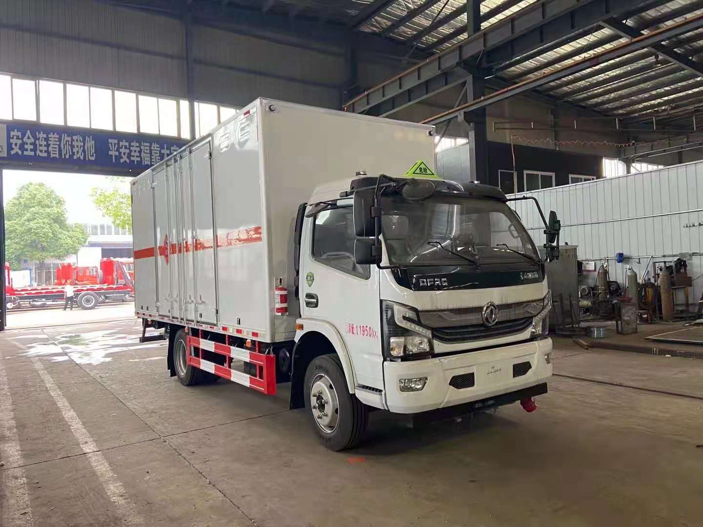 危貨車液壓尾板使用注意事項(xiàng)