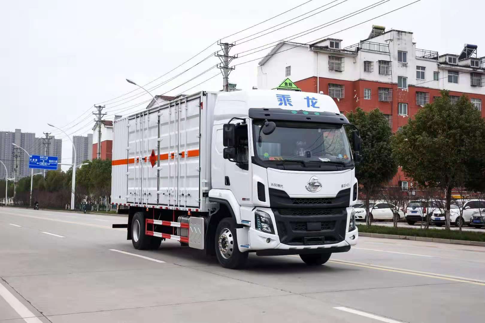 柳汽高頂雙臥帶雙側(cè)門危險(xiǎn)品車