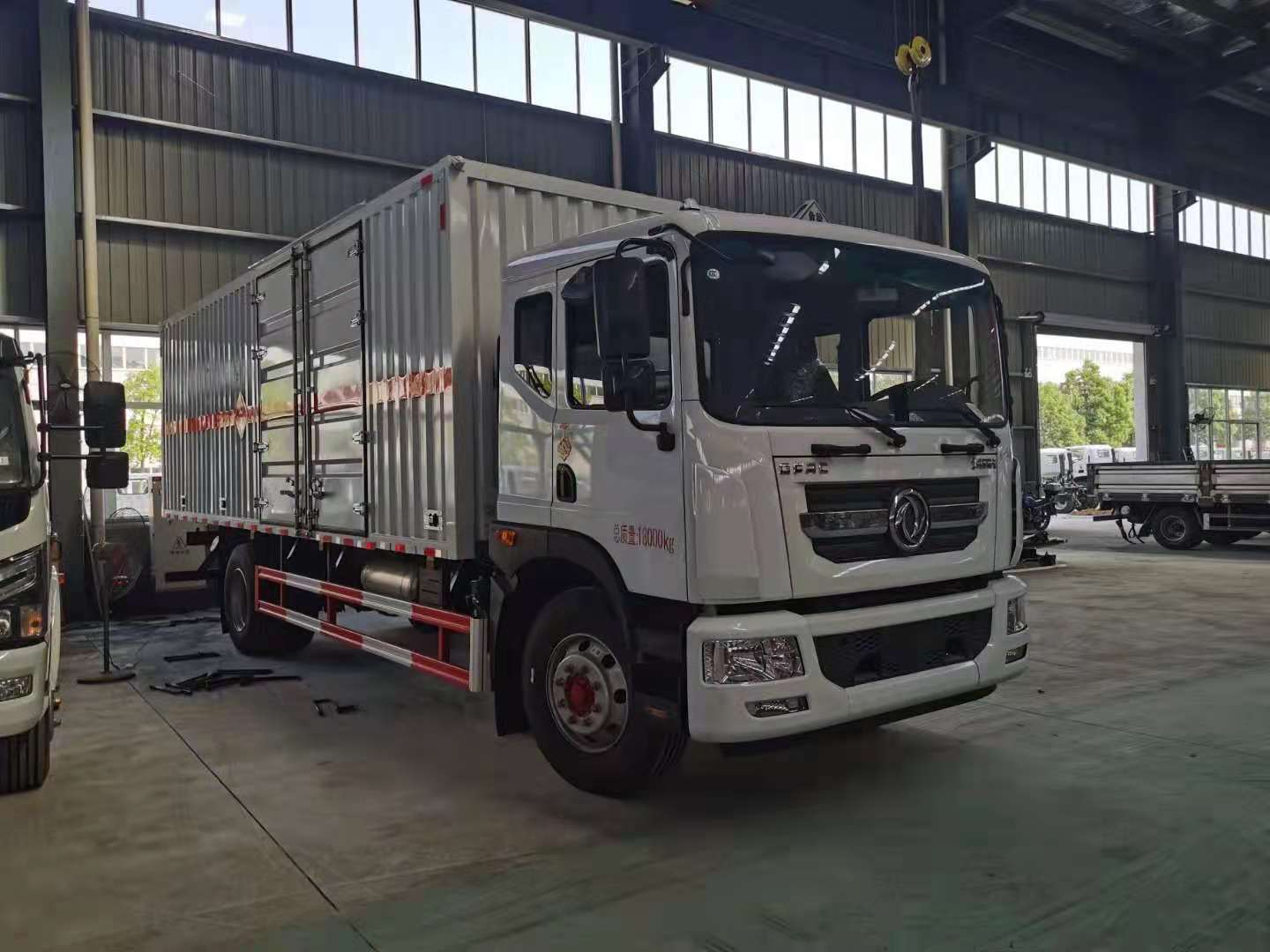 東風(fēng)多利卡D9國六瓦楞廂式運(yùn)輸車