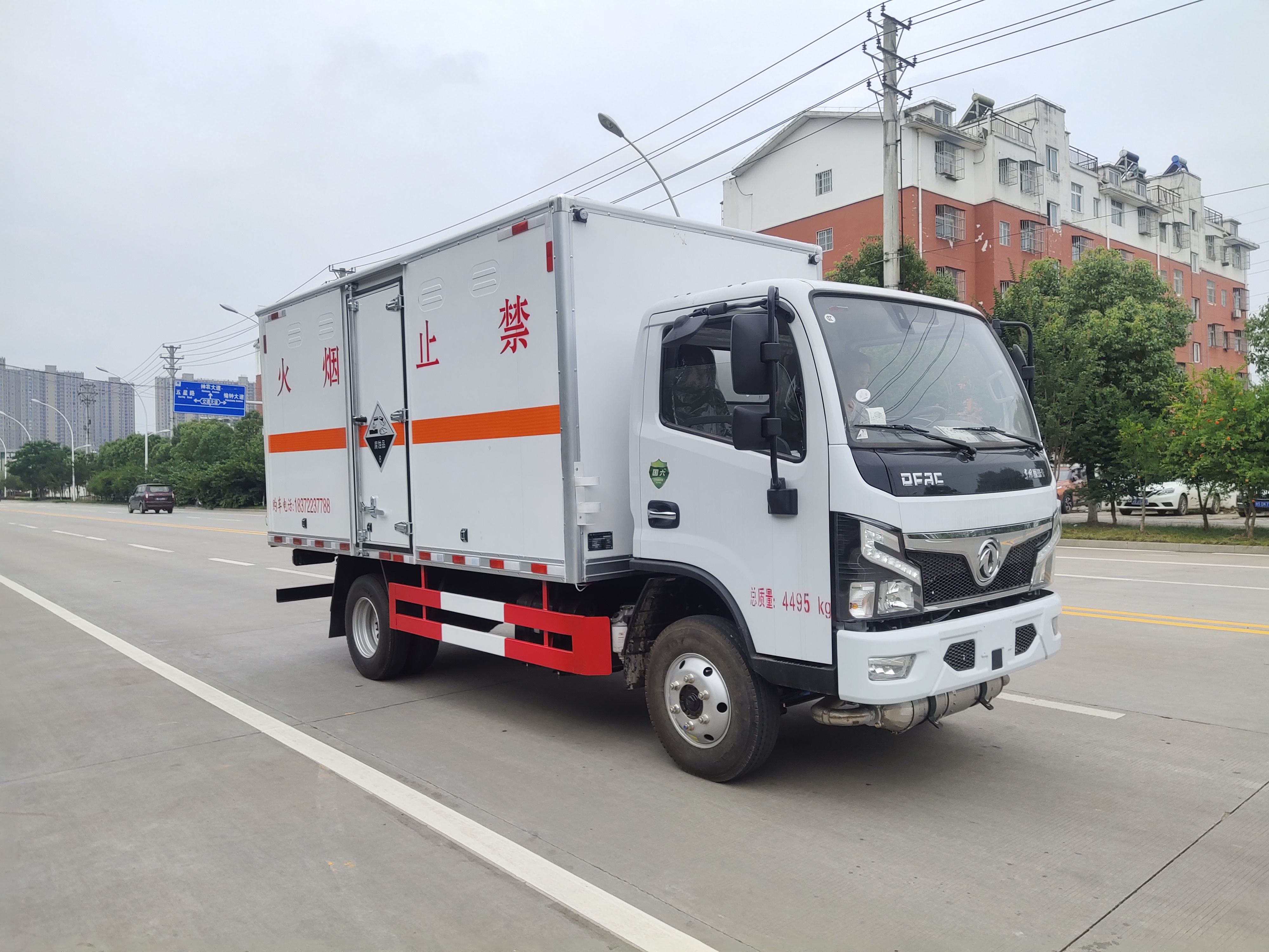 藍(lán)牌八類危險(xiǎn)品車，還看東風(fēng)福瑞卡腐蝕品運(yùn)輸車