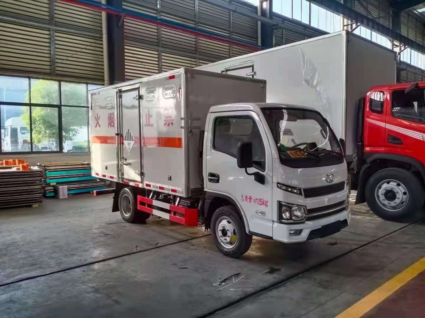 躍進(jìn)S80國(guó)六腐蝕品廂式運(yùn)輸車