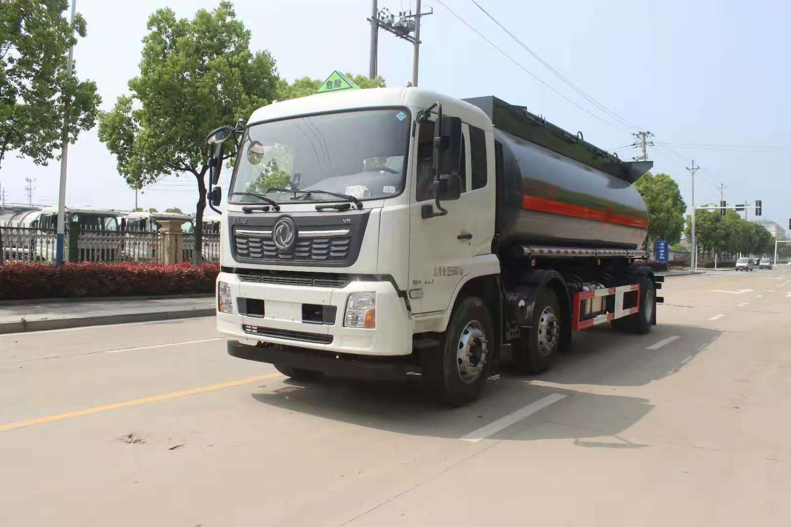 東風天錦三軸國六易燃液體罐式運輸車