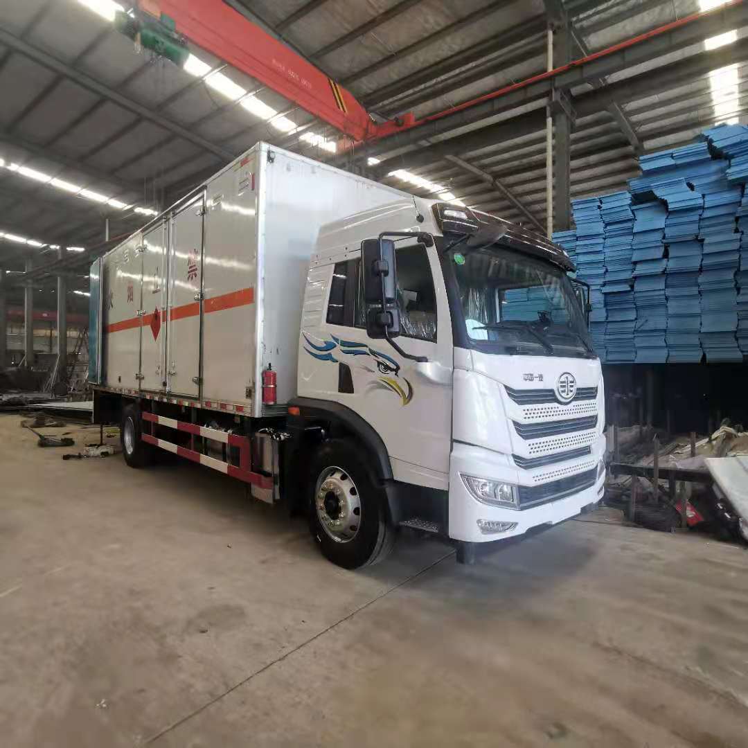 6米8解放龍V國六危險品車