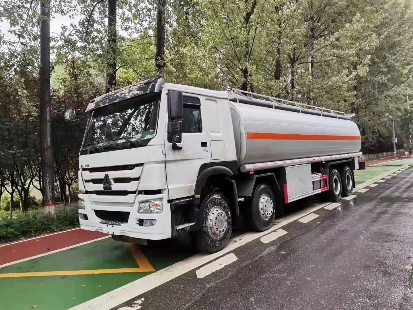 重汽豪沃40立方出口運油車