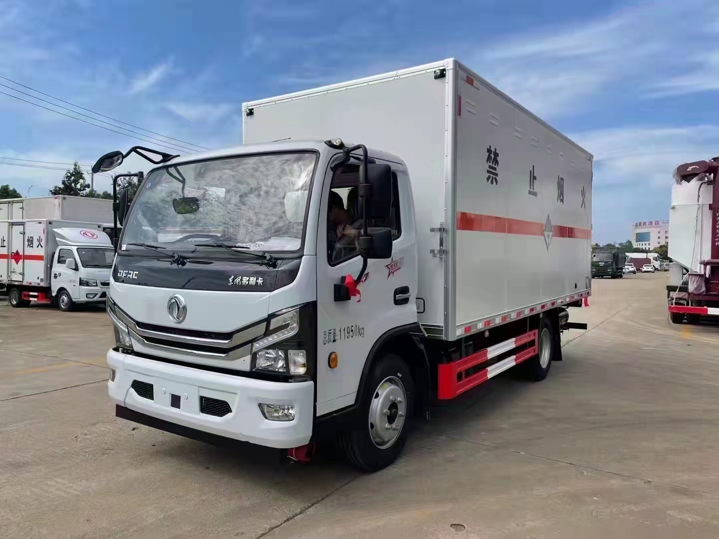 東風黃牌帶雙開側門雜項危險物品廂式運輸車