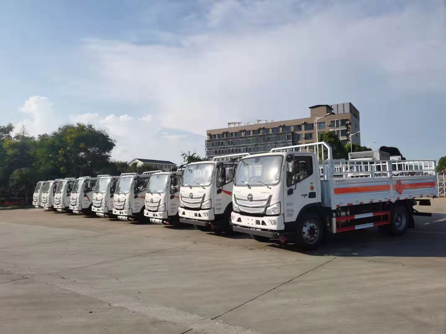 山東王總批量定制9臺(tái)福田歐馬可氣瓶車