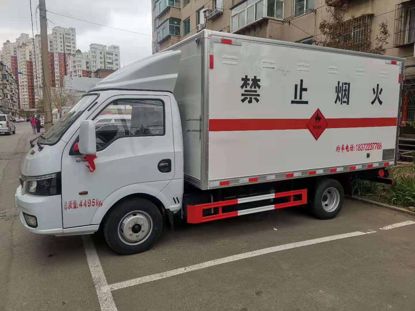 3米9貨箱帶雙開側(cè)門危險(xiǎn)品車