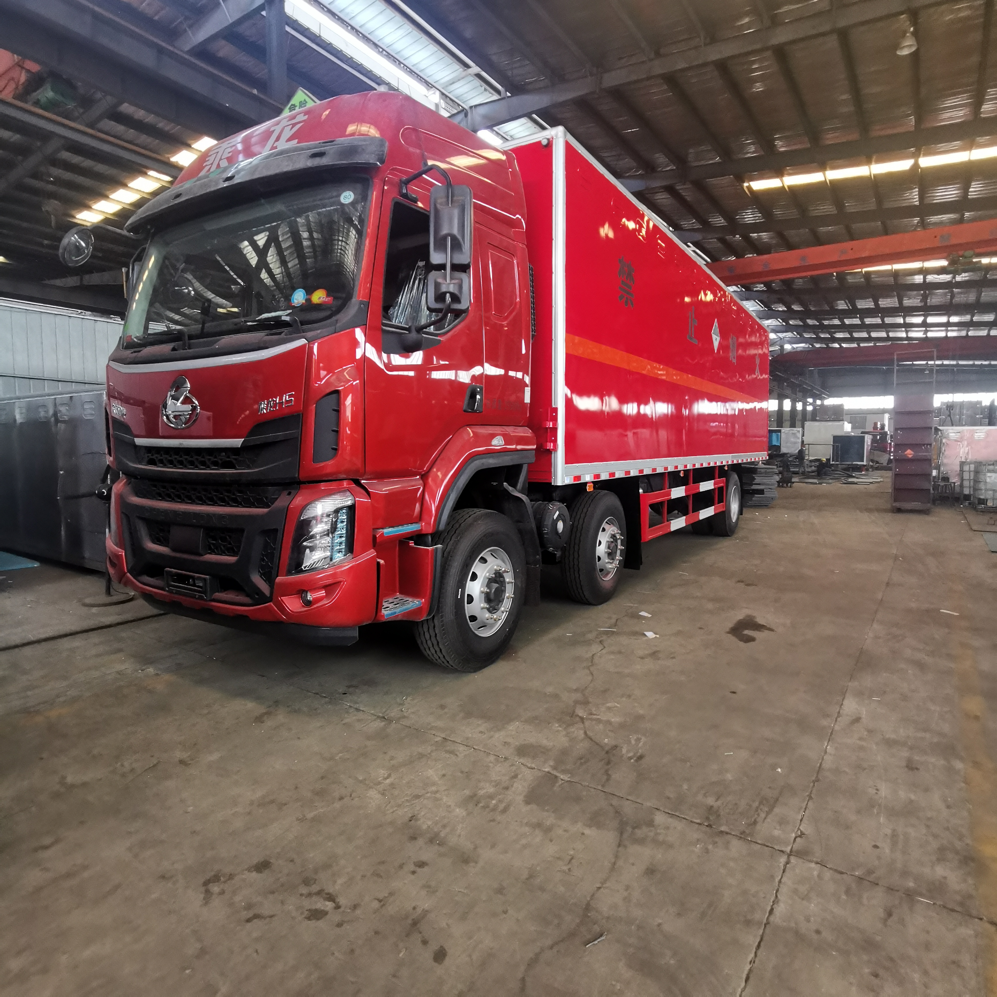 柳汽三軸國六帶雙側(cè)門危險品車