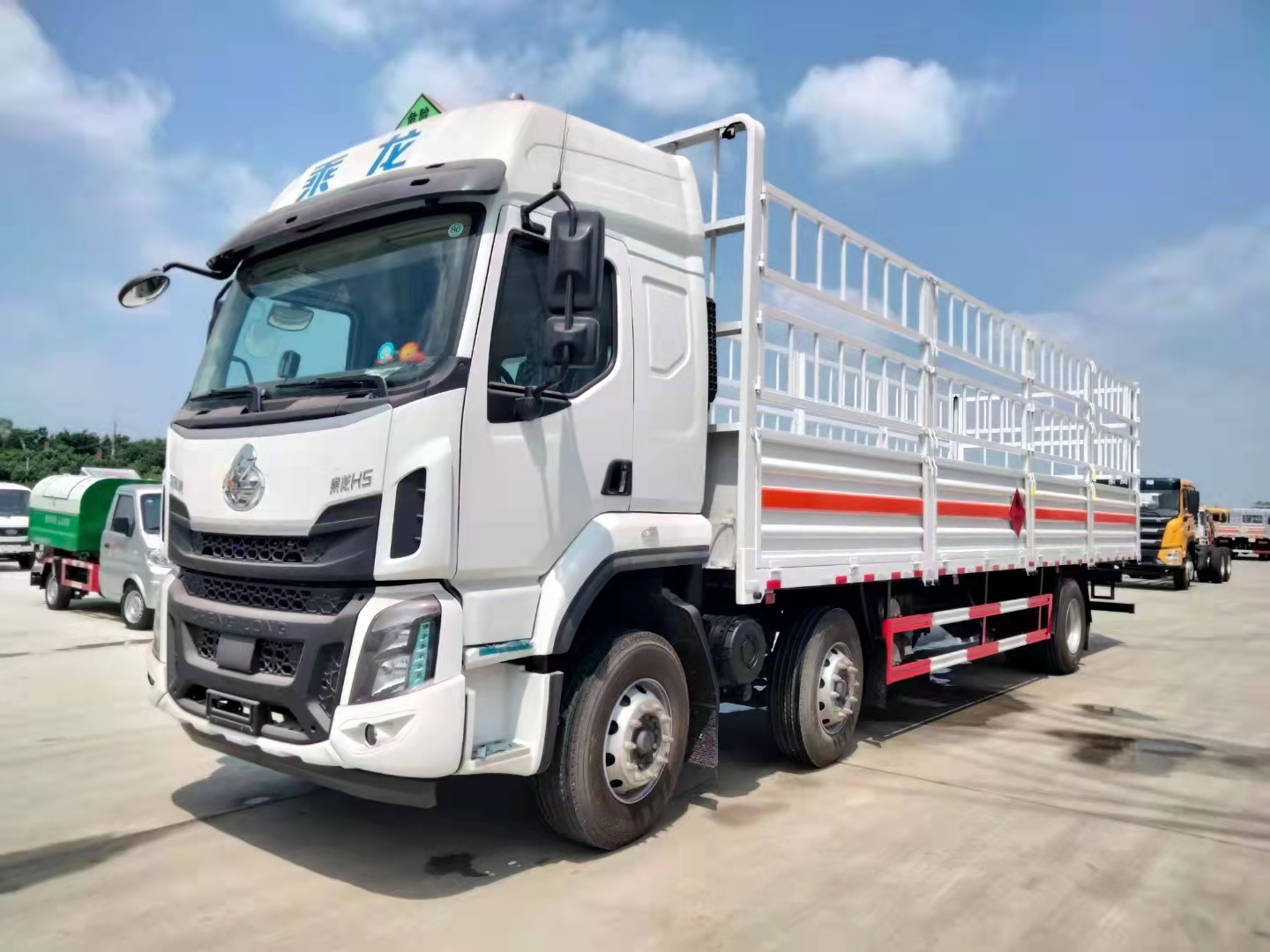 柳汽三軸高頂雙臥國六氣瓶運輸車