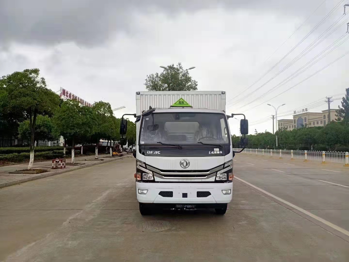 東風小黃牌額載4.8噸國六易燃氣體廂式運輸車