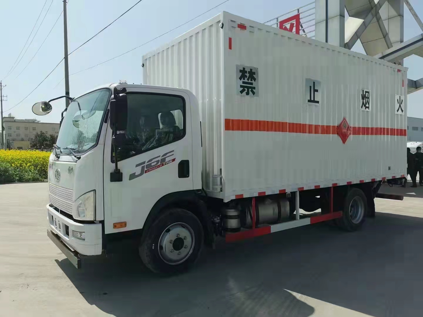 解放黃牌5米1瓦楞板九類危險(xiǎn)品車
