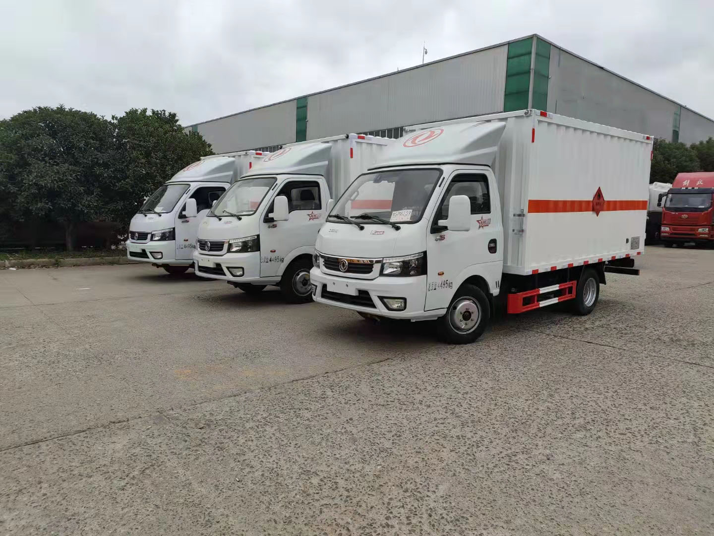 三臺東風途逸瓦楞危險品車發車