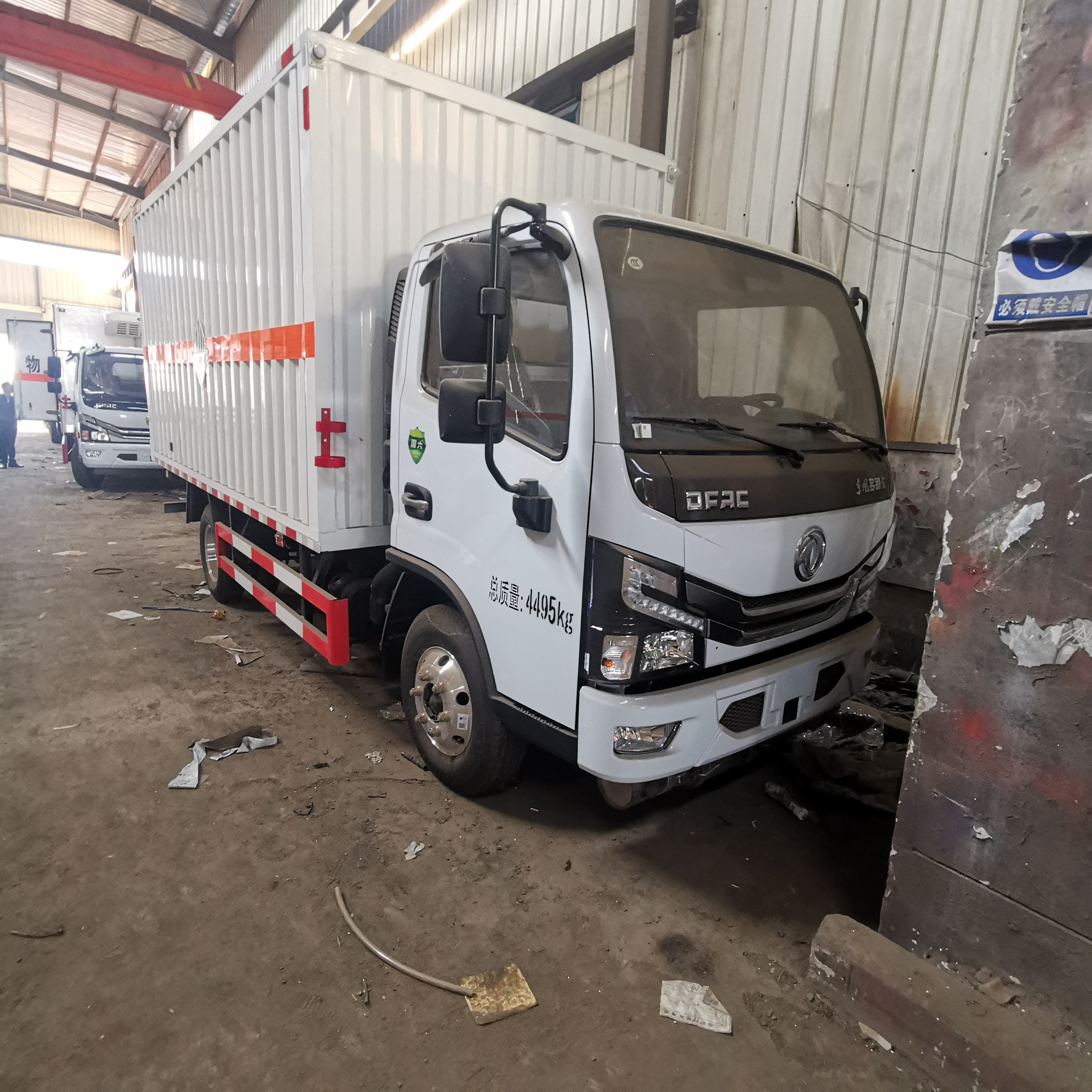 東風多利卡國六藍牌瓦楞板危險品車