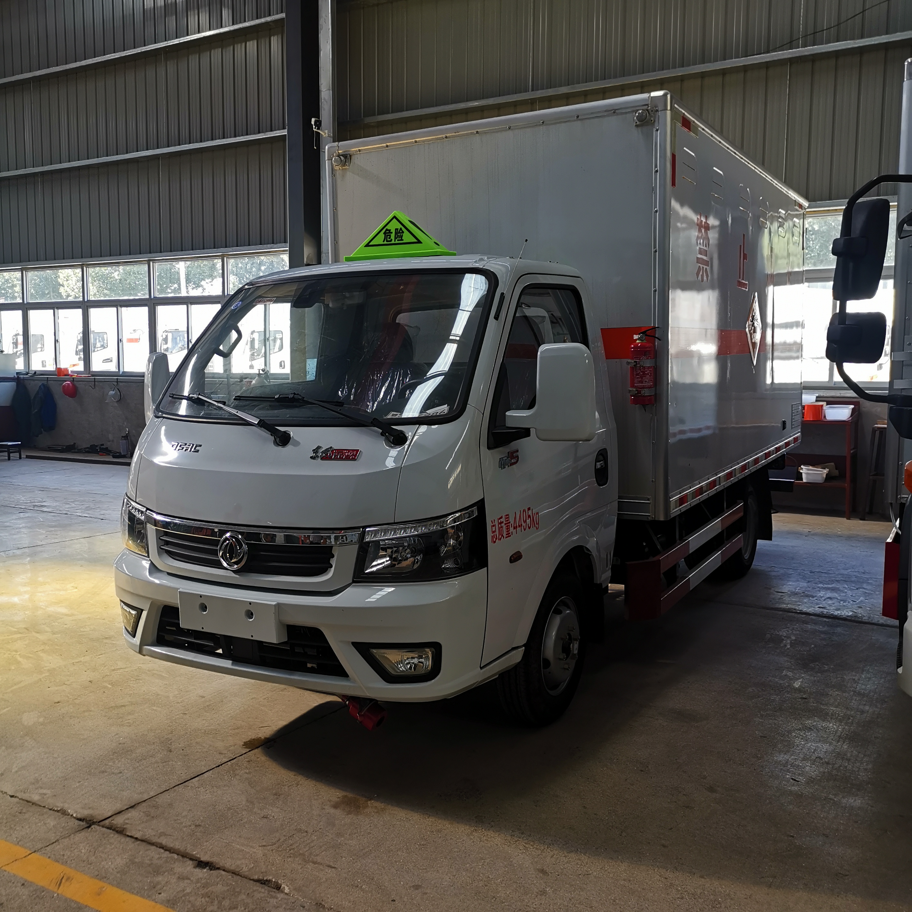 東風途逸額載1.865噸易燃氣體廂式車