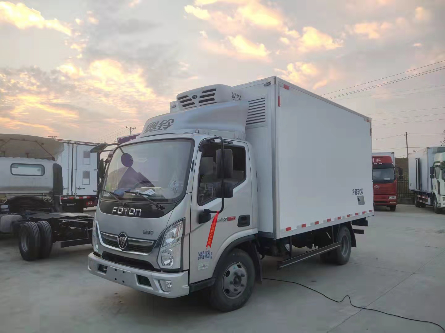 福田奧鈴國六藍牌帶肉鉤冷藏車