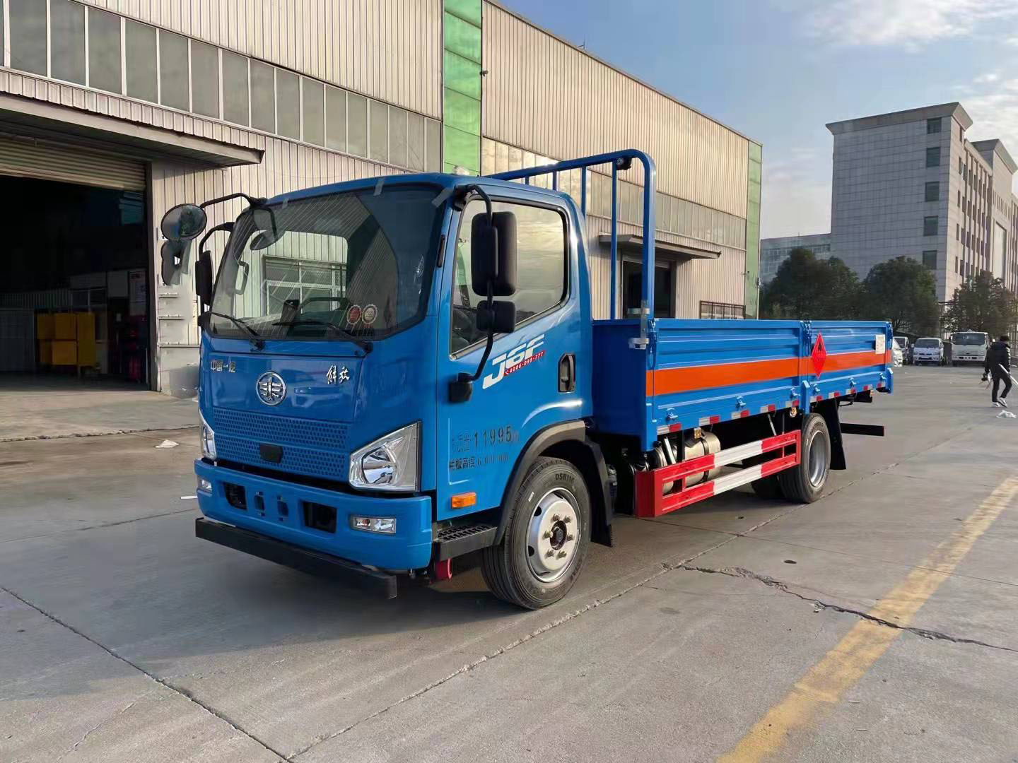 解放J6F國六藍(lán)色低欄板氣瓶車