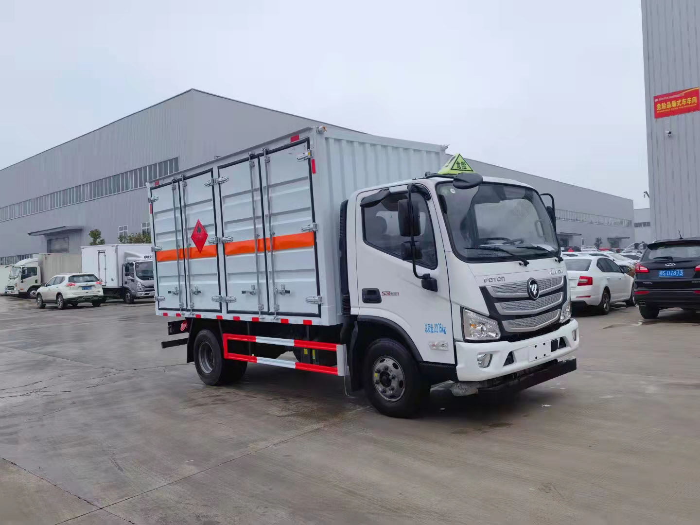 福田歐馬可黃牌4米2帶雙側(cè)門危險(xiǎn)品車