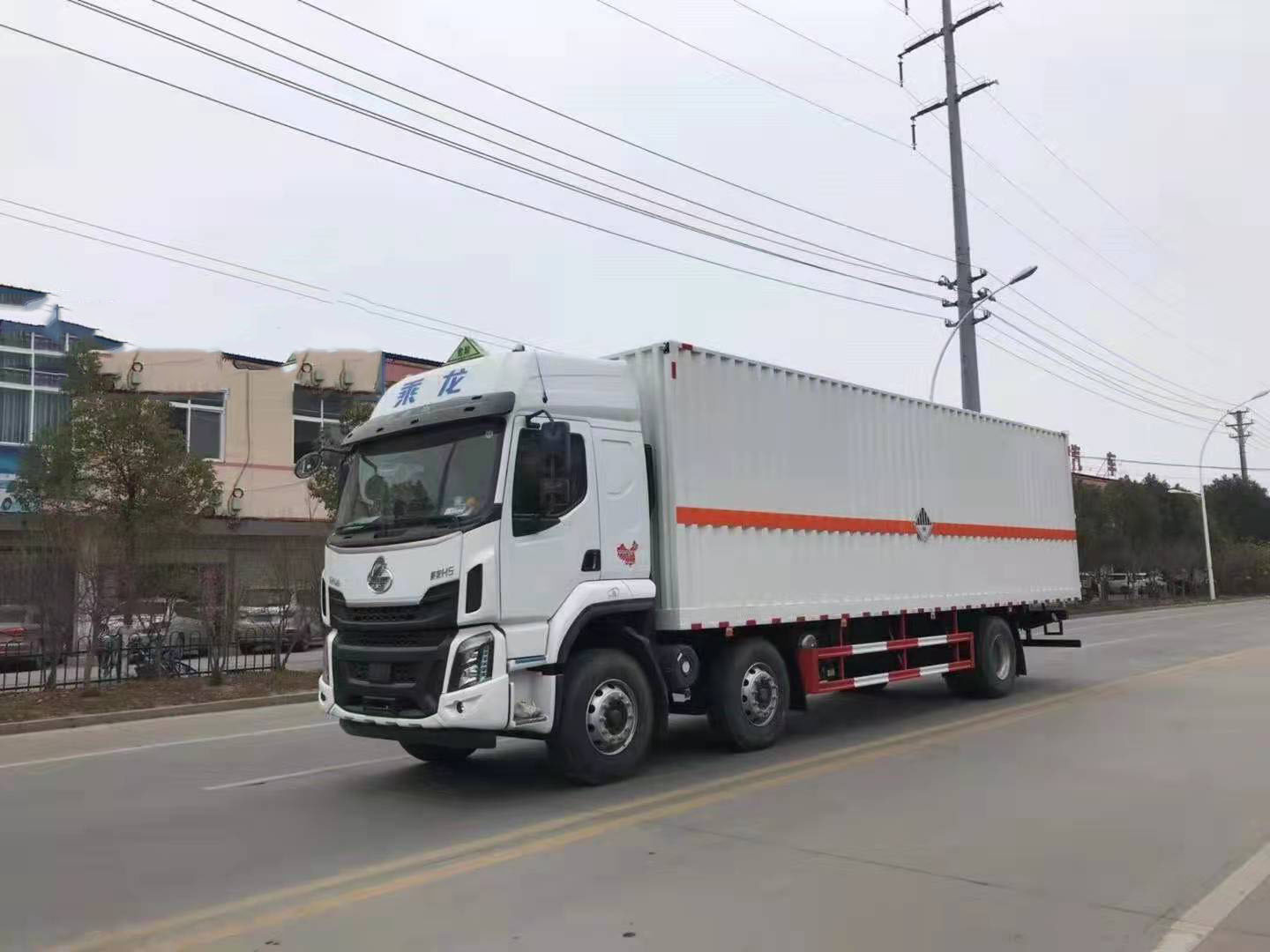 柳汽三軸帶三開側(cè)門瓦楞板危險(xiǎn)品車