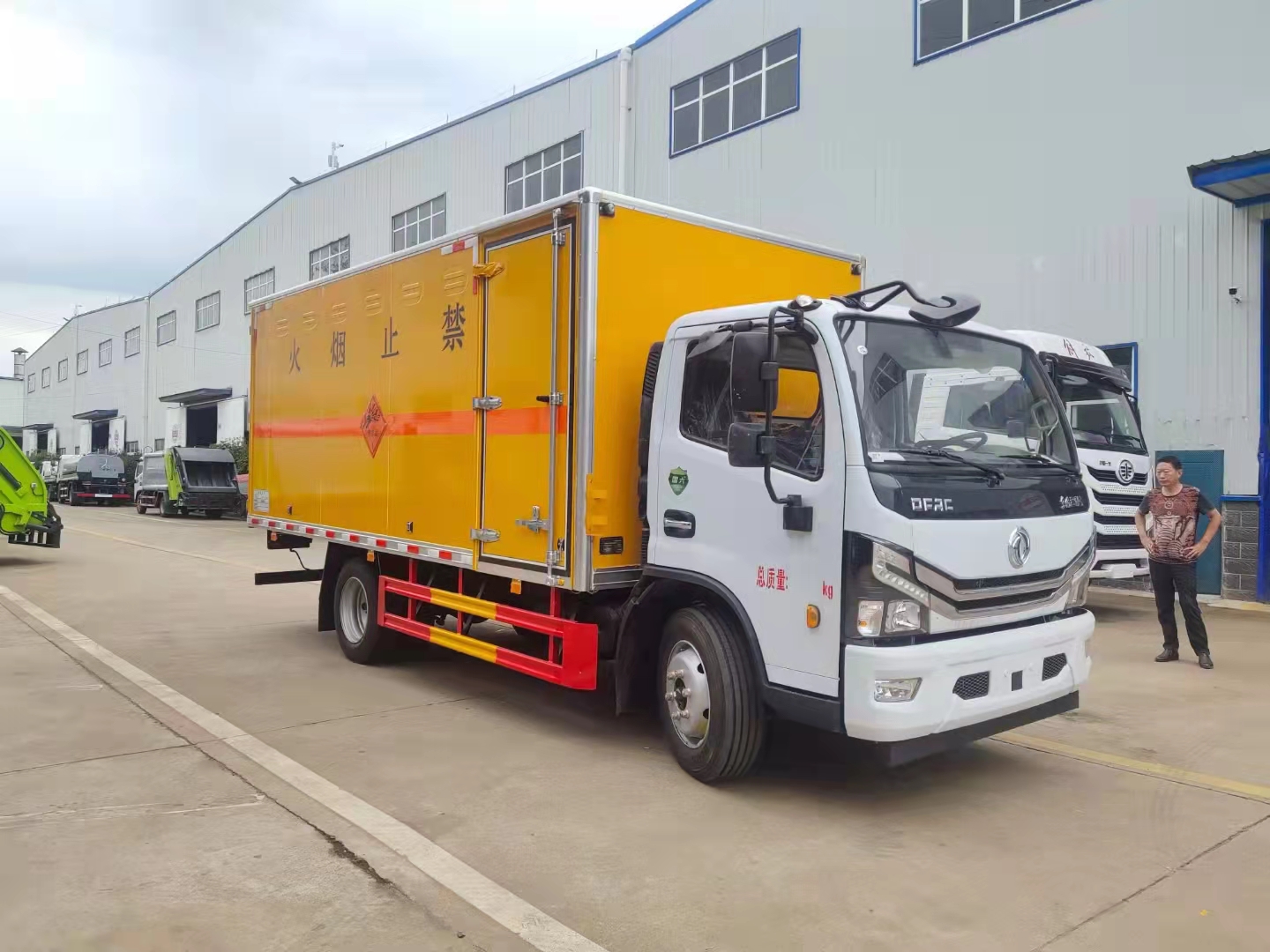 東風多利卡D7國六帶前開側門爆破器材運輸車