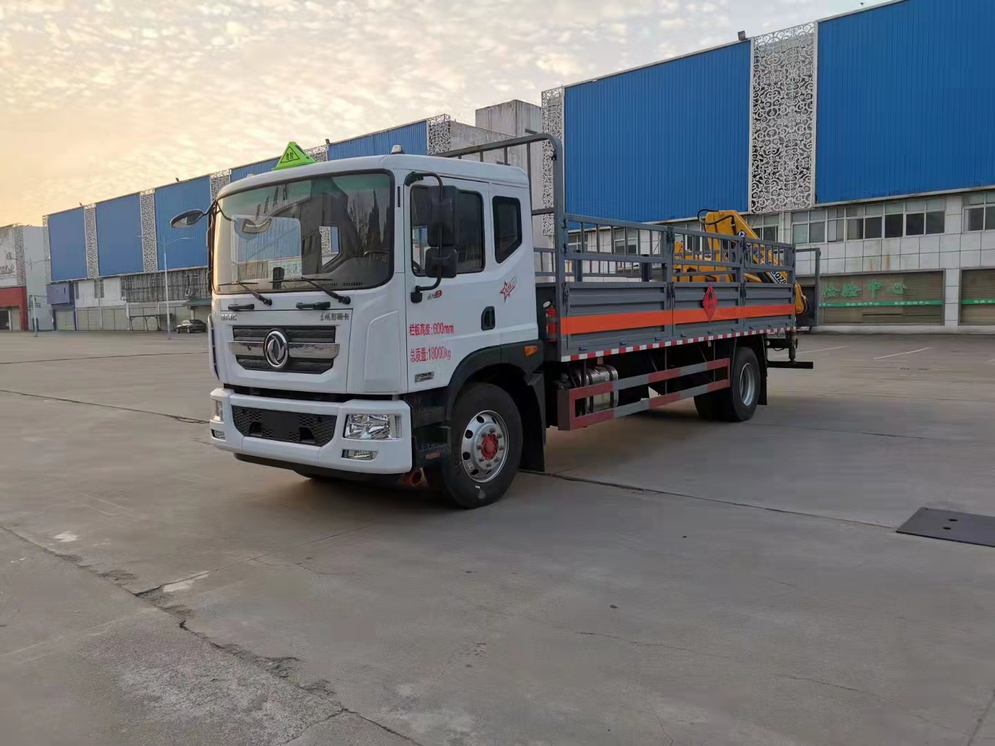 東風D9帶尾部吊機國六氣瓶車