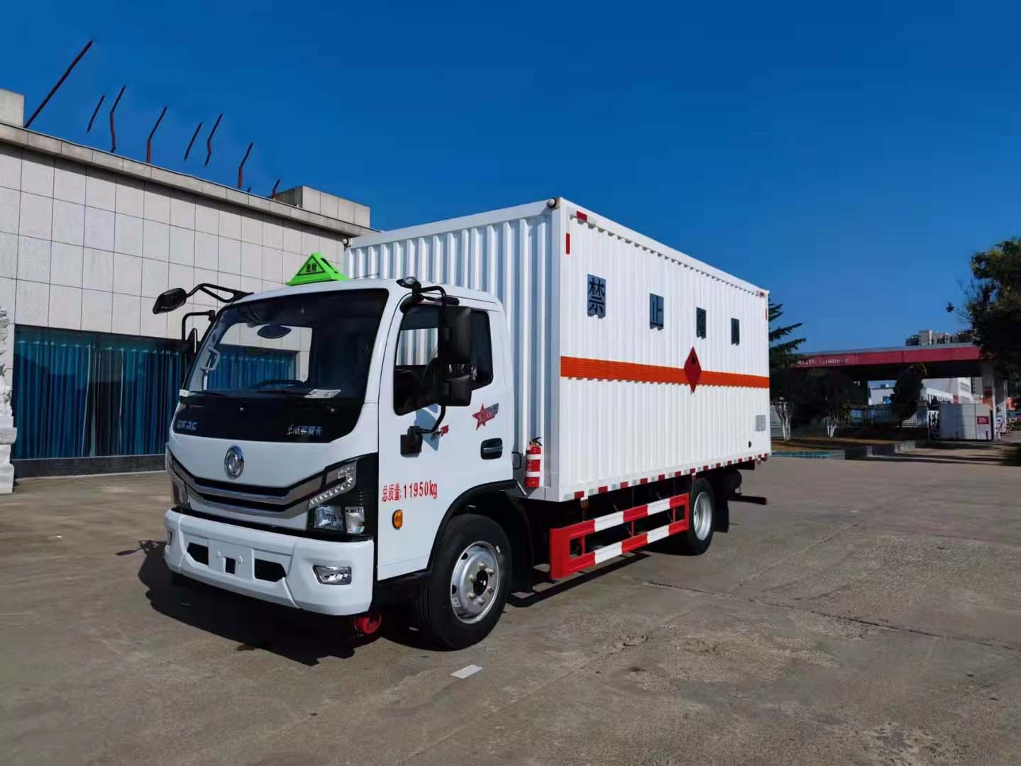 東風大多利卡國六帶透氣孔危險品車