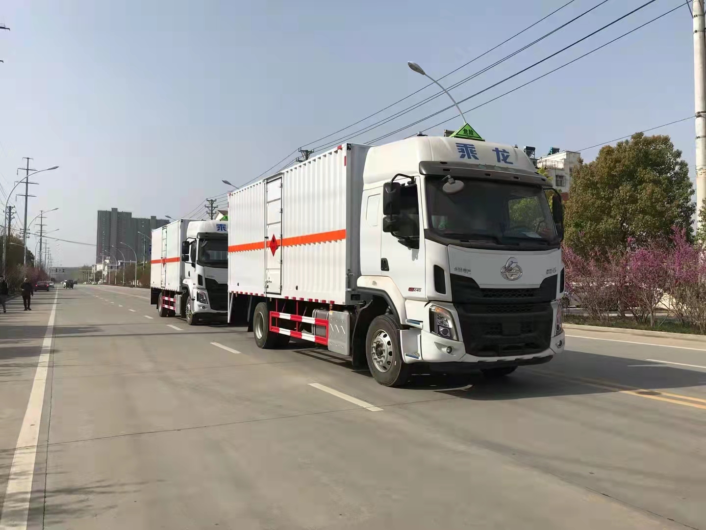 柳汽高頂雙臥單橋6米8瓦楞板危險品車