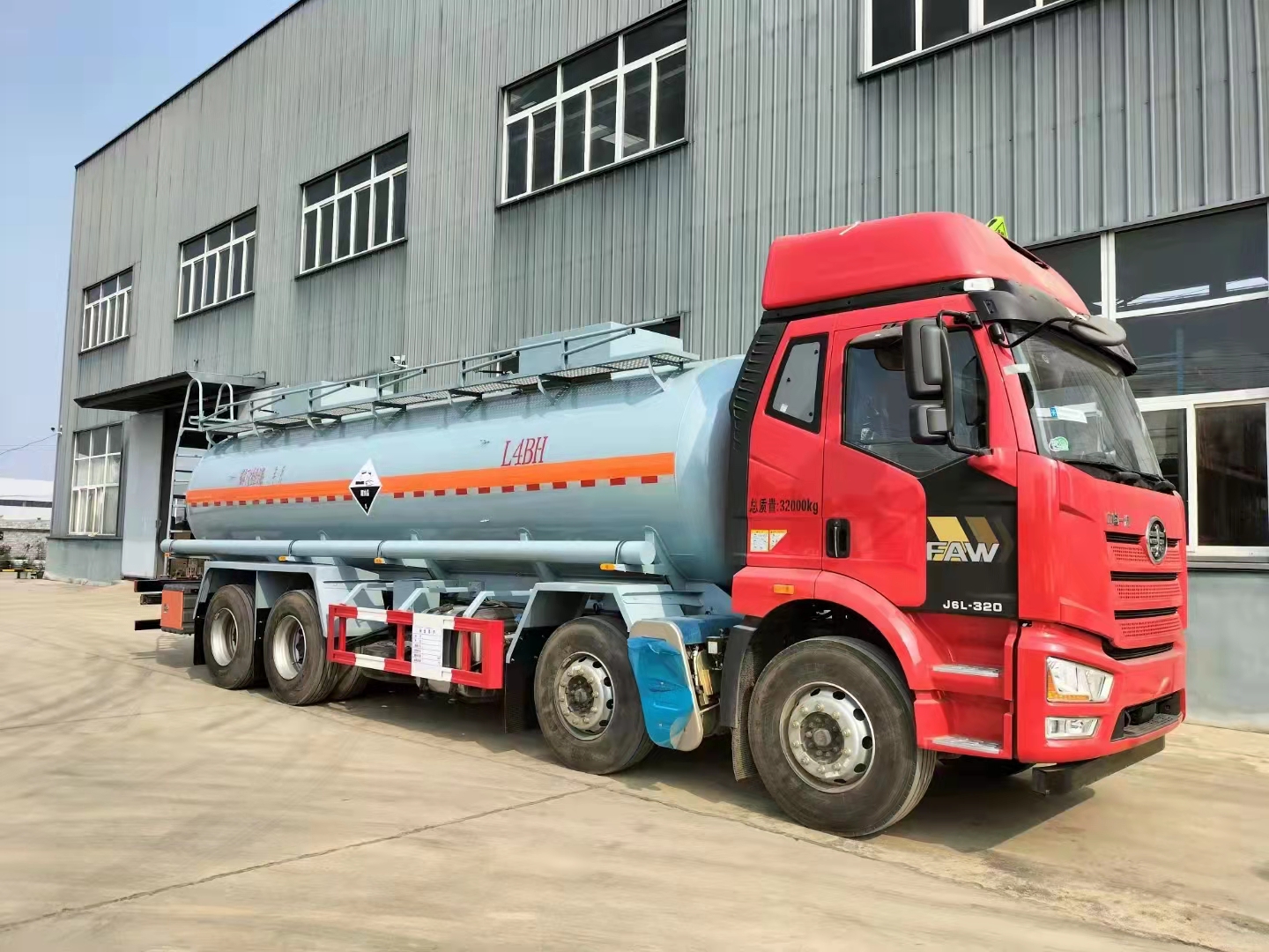 解放J6L國六前四后八國六腐蝕性罐式運輸車