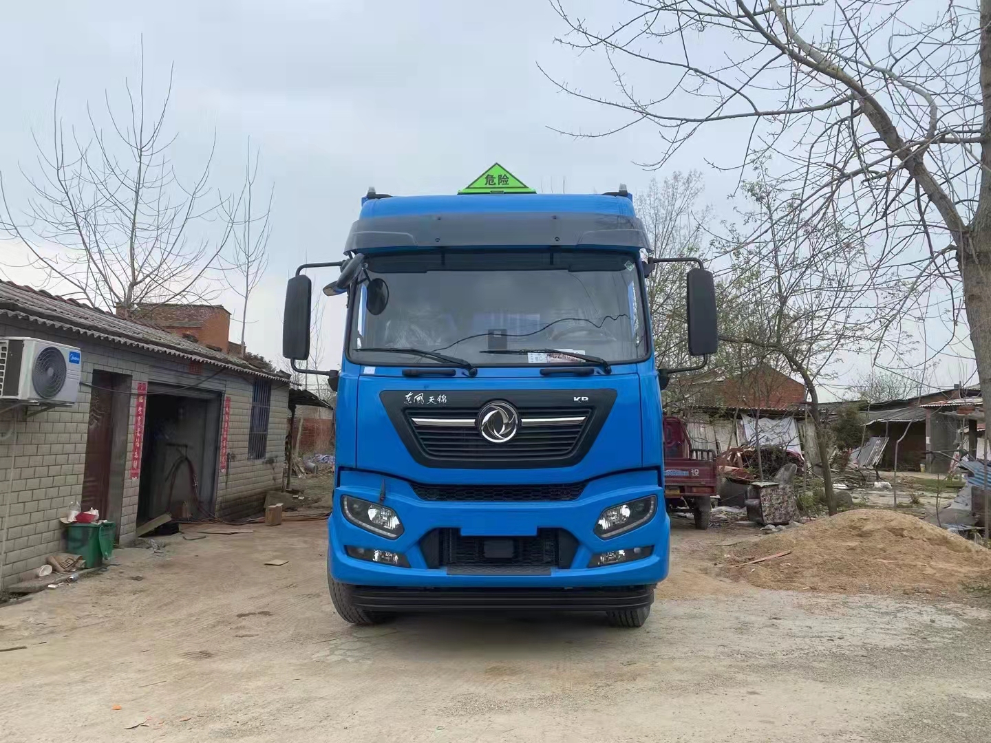 東風天錦KR三軸高頂雙臥瓦楞板危險品車