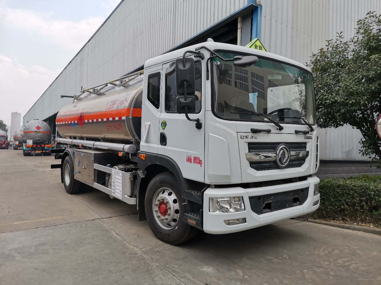 東風D9國六鋁合金罐式運輸車