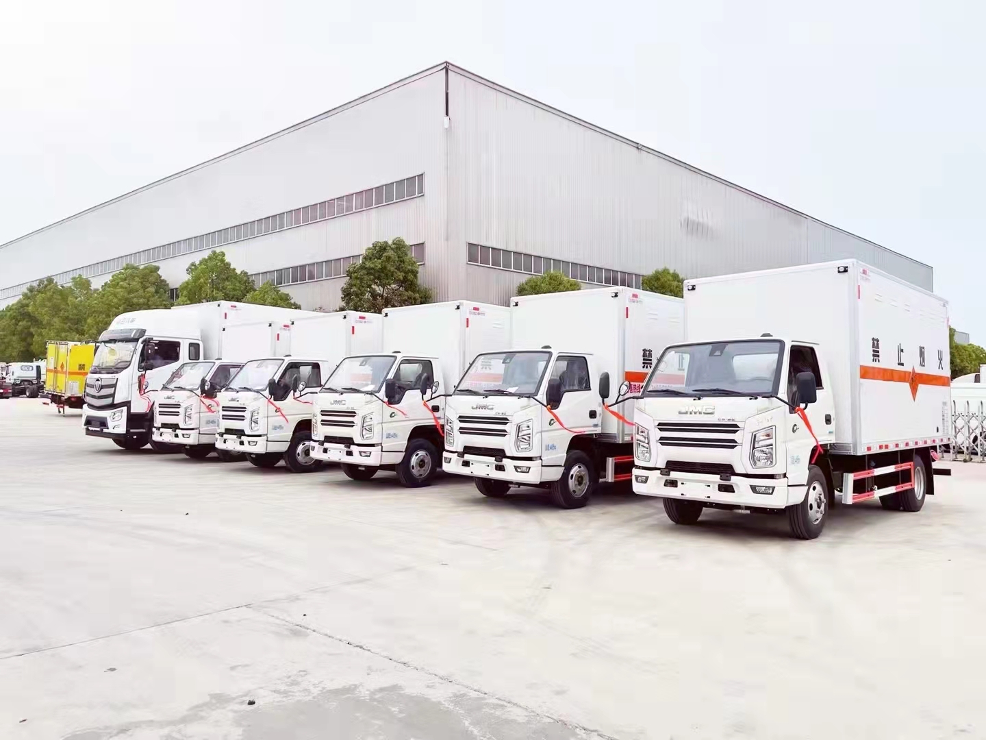 甘肅李總批量訂購6臺國六危險品車