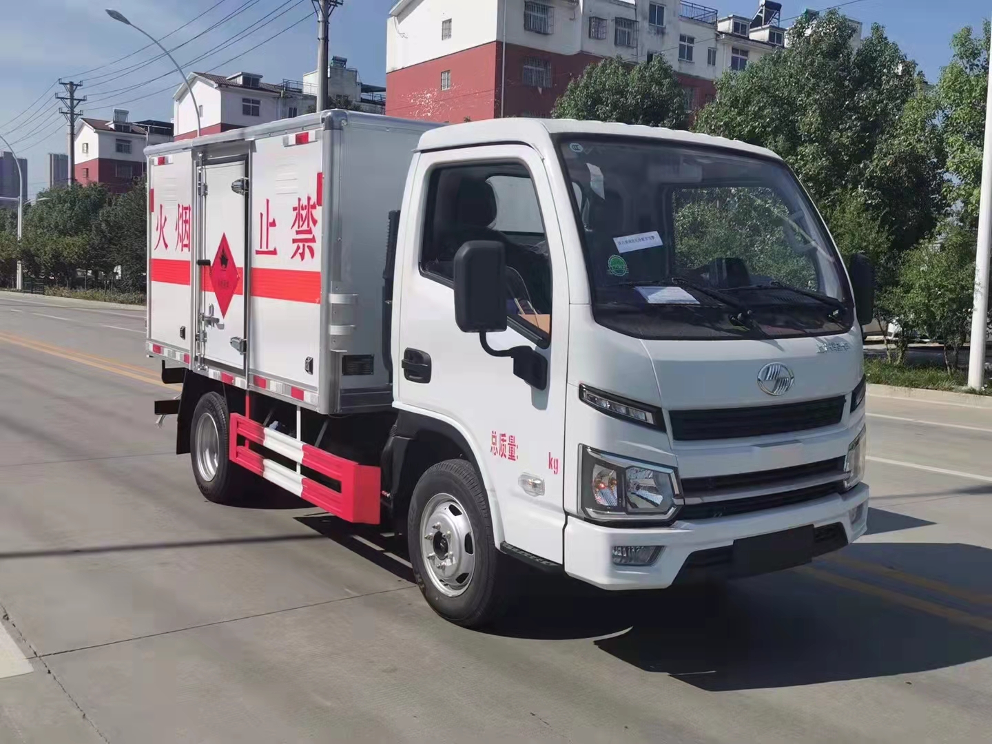 躍進柴油版2.7米危險品廂式車可進地下室