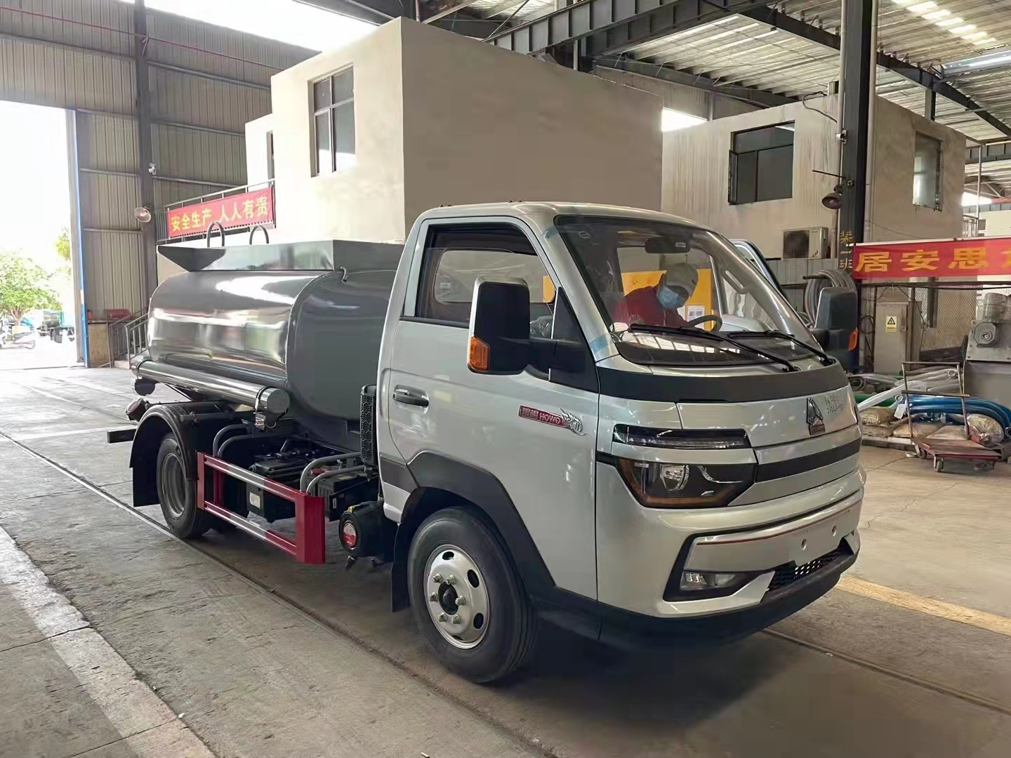 豪沃智象輕卡藍牌3.5方國六供液車