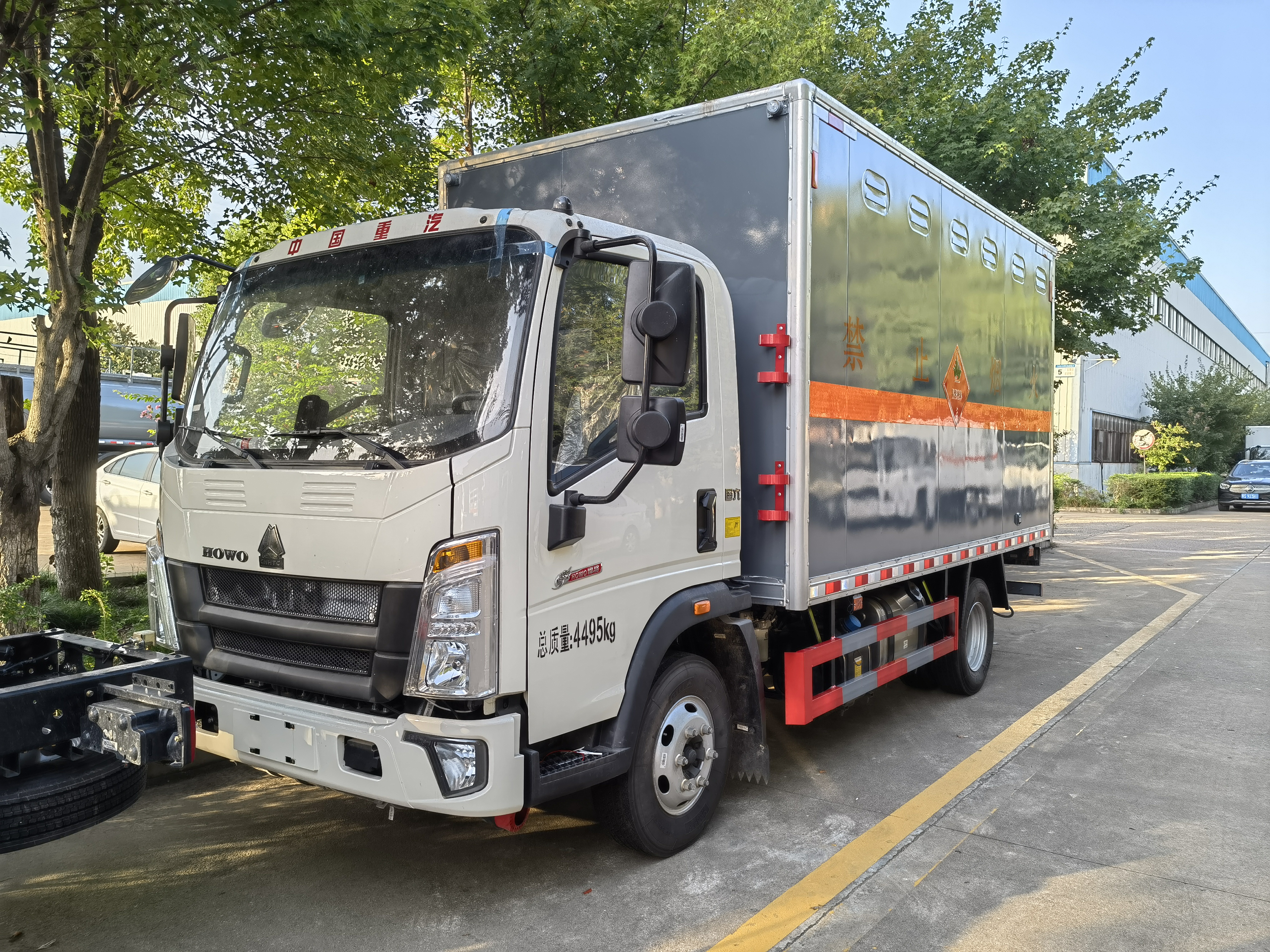 重汽小黃牌國六易燃氣體廂式運輸車