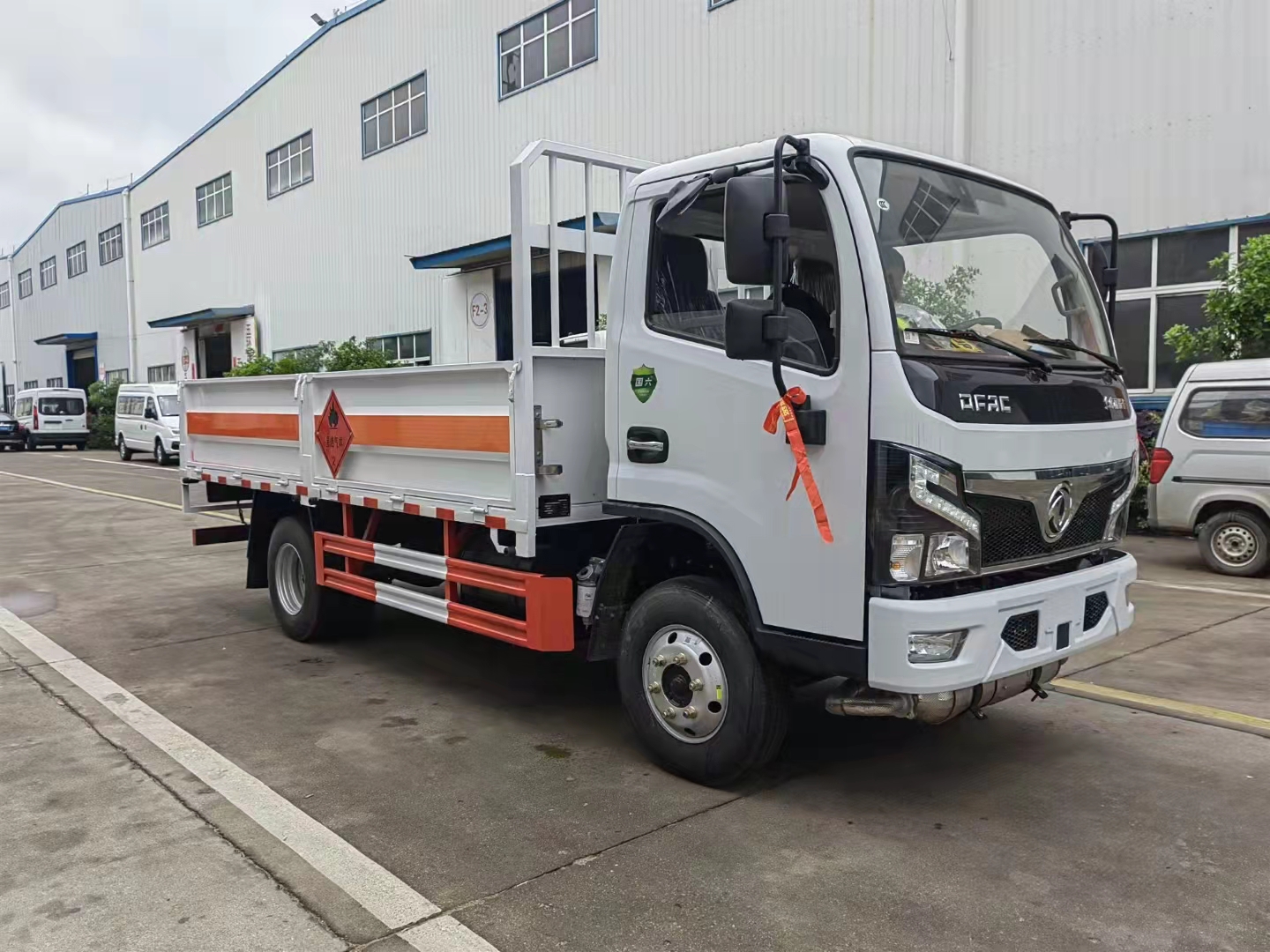 藍牌預算足夠的車型——東風福瑞卡4.2米國六藍牌氣瓶運輸車